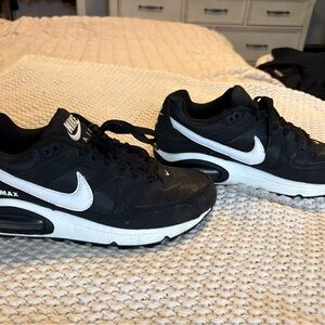 Nike Black & White Women’s Air Max Sneakers